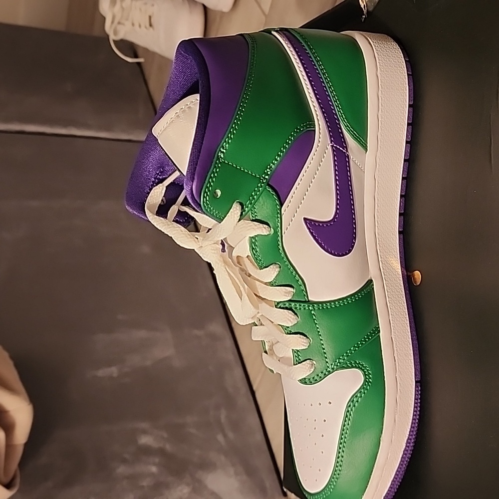 Lightly worn jordan 1s - Picture 3 of 7